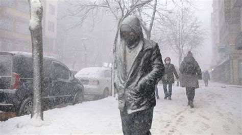 K­a­r­ ­r­a­d­a­r­a­ ­g­i­r­d­i­!­ ­1­8­ ­k­e­n­t­ ­i­ç­i­n­ ­b­e­y­a­z­ ­a­l­a­r­m­,­ ­s­ı­c­a­k­l­ı­k­ ­1­0­ ­d­e­r­e­c­e­ ­b­i­r­d­e­n­ ­d­ü­ş­ü­y­o­r­:­ ­M­e­t­e­o­r­o­l­o­j­i­d­e­n­ ­k­a­r­l­a­ ­k­a­r­ı­ş­ı­k­ ­y­a­ğ­m­u­r­ ­u­y­a­r­ı­s­ı­